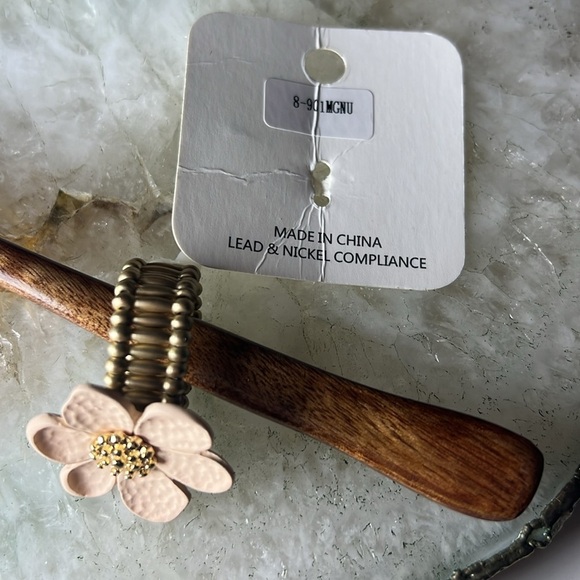 🌼 Clover Flower Ring in Creamy Pink, size adjustable, Floral Fairy - Picture 2 of 3